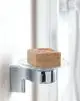 Seifenschale aus Glas mit Halterung aus Chrom, an der Wand montiert, von Ideal Standard. Auf der Schale liegt ein Stück Seife.